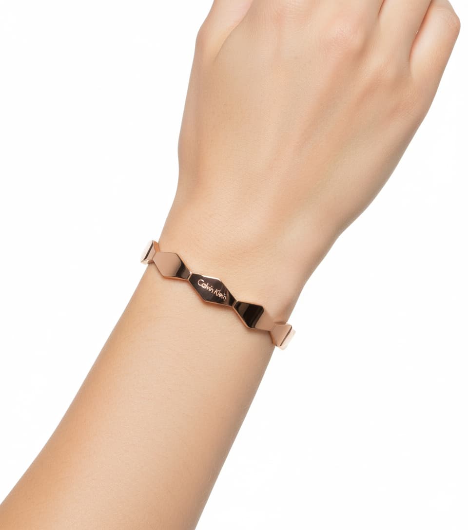 Brazalete atemporal de acero inoxidable con diseño de serpiente de Calvin Klein para mujer. Elegante joya para brazo y muñeca. Talla XS KJ5DPD1001.
