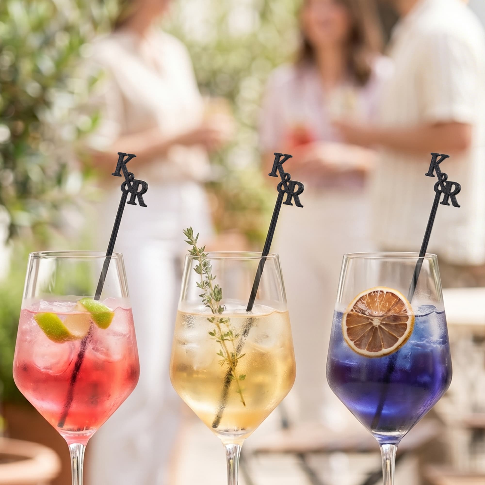 Palillos para cócteles personalizados multicolores con iniciales. Juego de 15. Etiquetas para cócteles. Regalo de boda y compromiso para parejas y